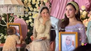 Bikin Netizen Gemas, Kamari Cium Foto Mendiang Ibu Jennifer Coppen: Pasti Sering Meniru Mamanya | EQUITYWORLD SEMARANG | Equityworld EWF Medan