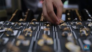 Harga Emas Pegadaian Galeri 24, UBS dan Antam Hari Ini Ambles Semua | Equityworld EWF Medan