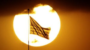 IHSG-Rupiah Hari Ini Bertarung Melawan “Panasnya” Ekonomi Amerika | Equityworld EWF Medan