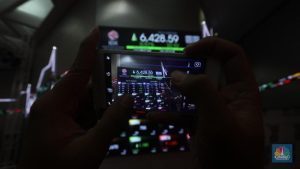 Sempat Terbang ke 6.462, IHSG Malah Merosot 0,49% di Akhir Sesi 1 | Equityworld EWF Medan